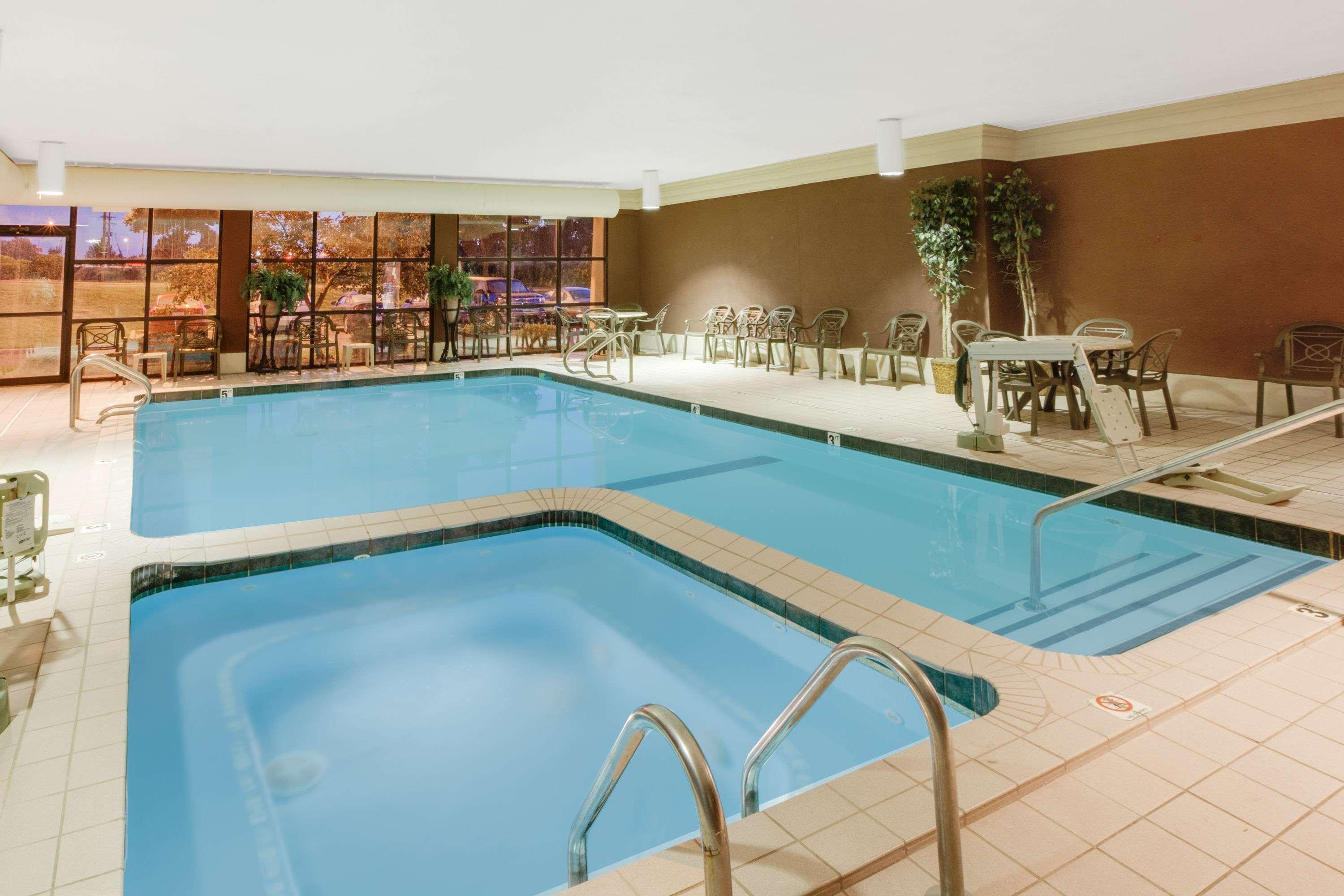 Baymont By Wyndham Traverse City Buitenkant foto